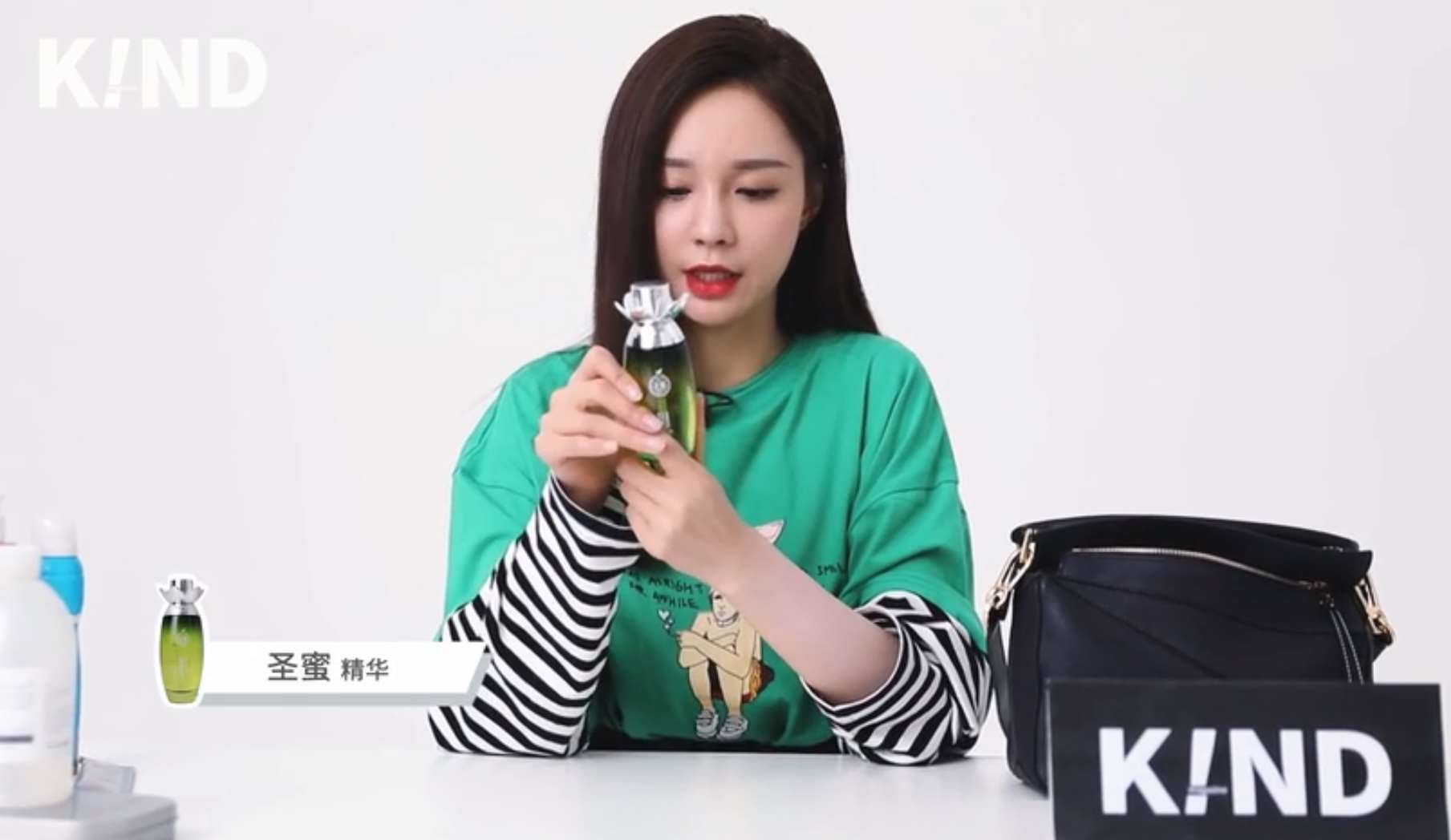 沈夢辰翻包啦~戀愛中的女人平時怎么保養(yǎng)自己的呢~